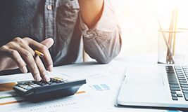 パソコンと電卓のイメージ写真